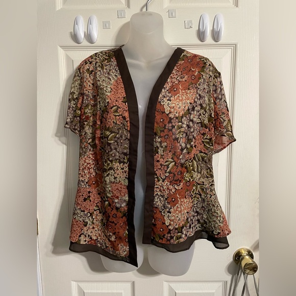 Studio I Tops - Beautiful Floral Shortsleeved Cover-Up